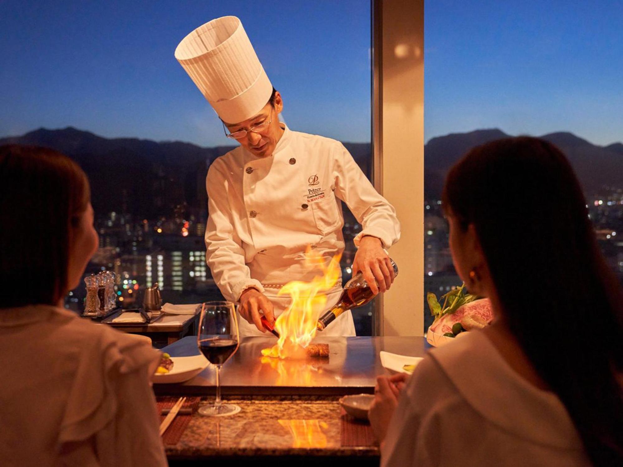 Sapporo Prince Hotel Exterior foto A chef cooking at the restaurant